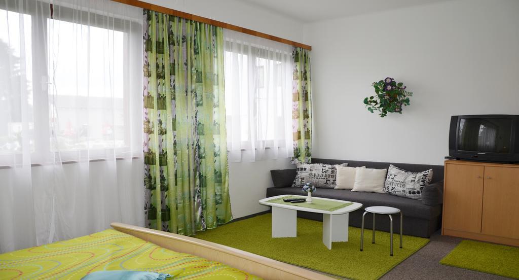 Gasthof-Pension Karawankenblick Пёрчах-ам-Вёртерзе Экстерьер фото
